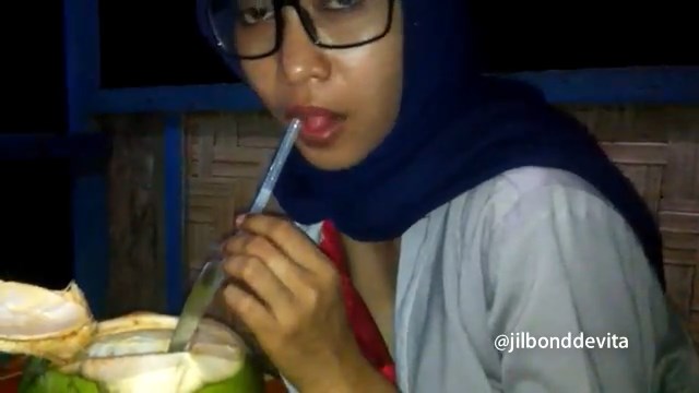 video gadis berhijab jadi tinggi habis minum kelapa muda